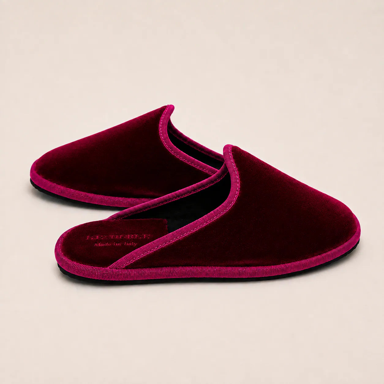 MIRA Rosso Fuchsia, pair, three-quarter view